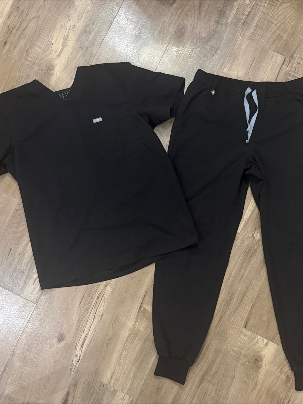 Men’s FIGS black scrub set top & joggers - Medium